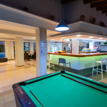 Billard Billardtisch in der Pool Bar des Bella Mar Hotels