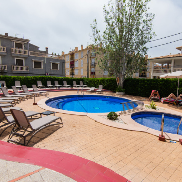 Schwimmbäder für Familien Einer der Swimmingpools des Bella Mar Hotels ist für Kinder geeignet.