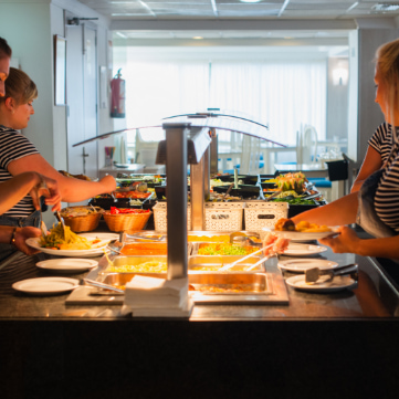 Freies Buffet Hotelgäste während des freien Buffet-Services