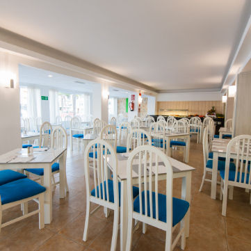 Speisesaal Gesamtansicht des Speisesaals, in dem das Frühstück im Hotel Bella Mar serviert wird.