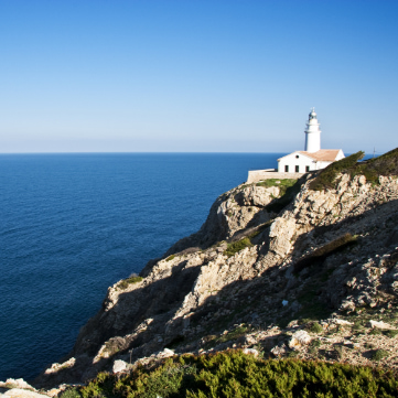 Cala Ratjada 2 Der Leuchtturm von Capdepera mit dem Meer im Hintergrund