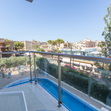 Zimmer mit Poolblick Blick auf das Schwimmbad von einem der Zimmer des Bella Mar Hotels.