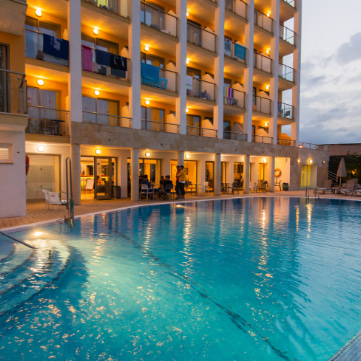 Grundschulpool Schwimmbad des Bella Mar Hotels bei Nacht beleuchtet